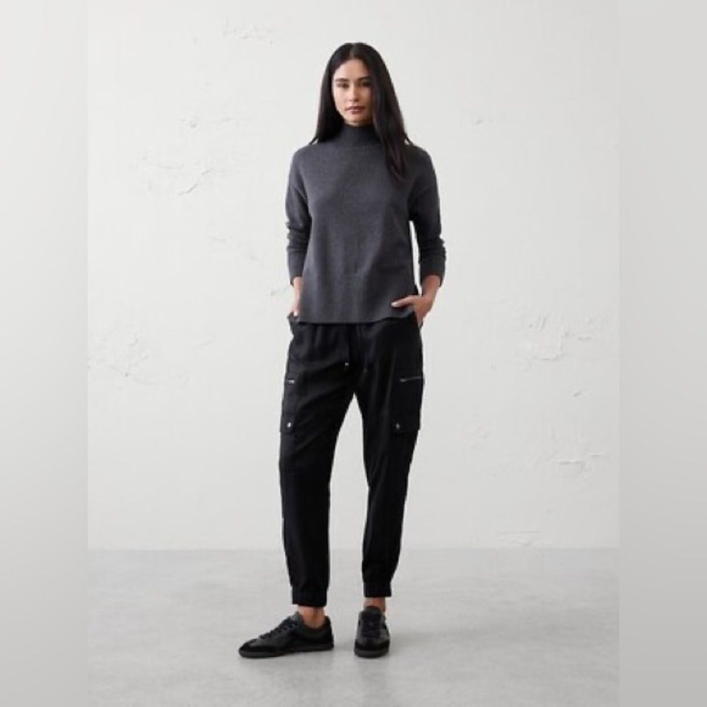Banana Republic women’s black Tencel Cargo Jogger Medim EUC streetwear casual